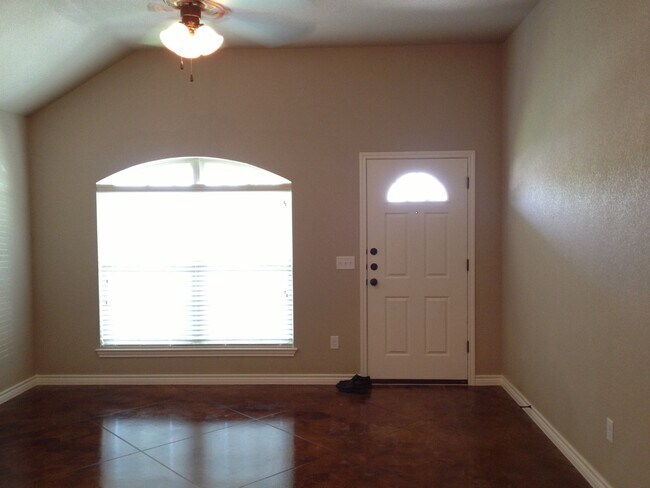 Building Photo - 617 Paseo del Plata Dr