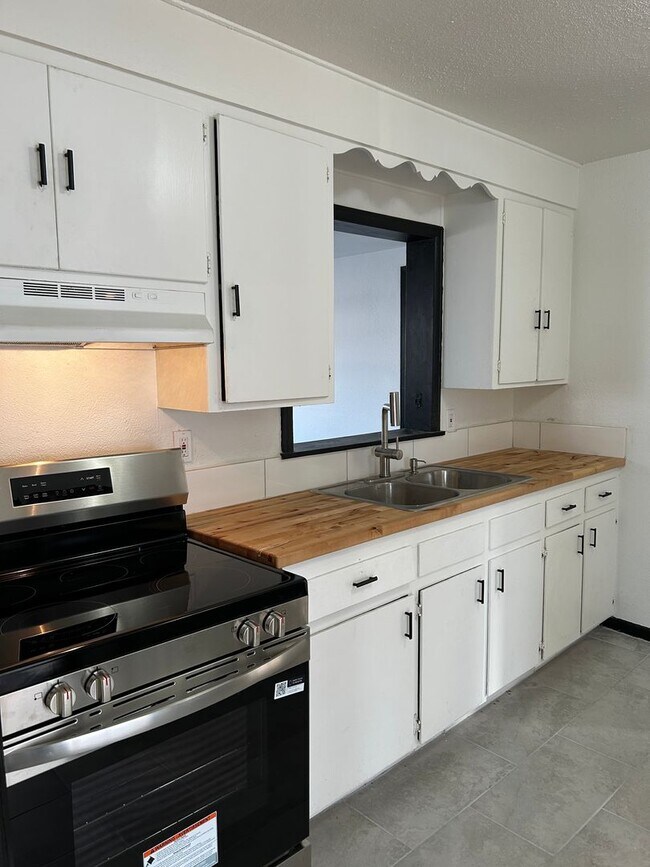 Building Photo - Renovated 3BR 1 BA Home w/ Hardwood Floors & Big Fenced Backyard