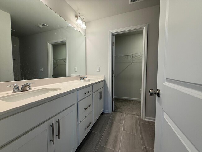 Building Photo - 409 Deercroft Dr