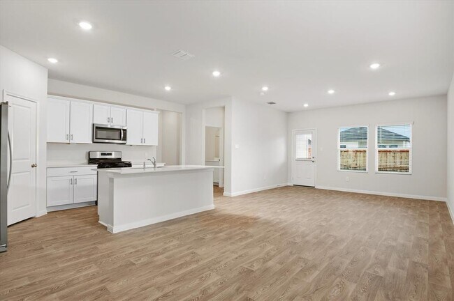 Building Photo - 120 Raymondville Path