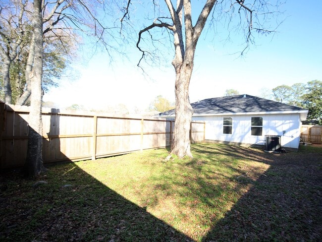 Building Photo - 6709 Greenhurst St