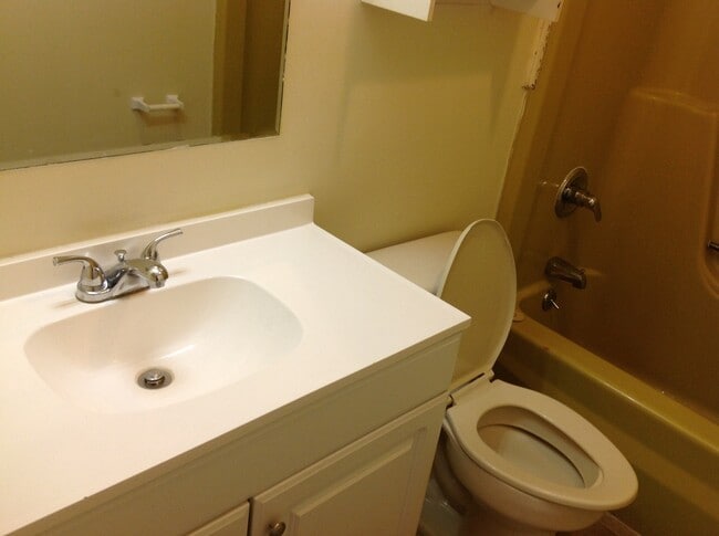 Building Photo - 2 Bedroom Duplex/ Rockingham