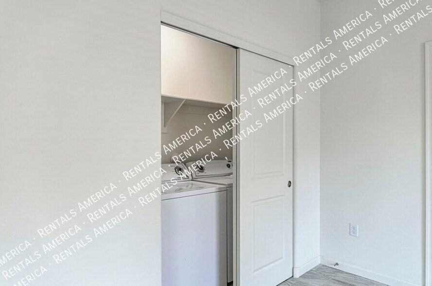 Building Photo - 3727 N Stone Ave