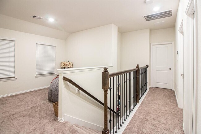 Building Photo - 211 Club Crest Ln