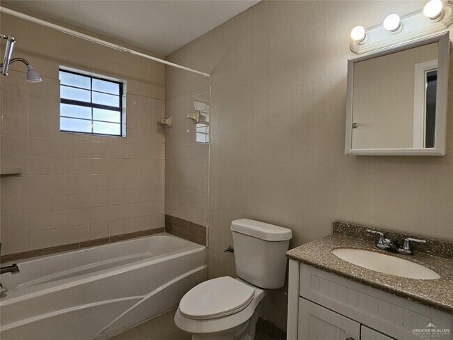 Building Photo - 1415 W Sevilla St
