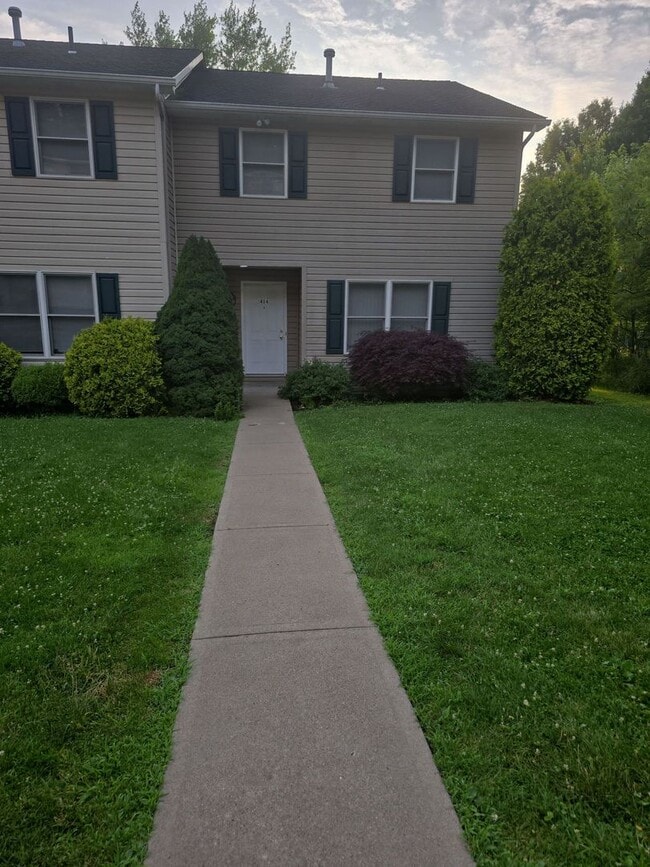 Primary Photo - Large 3 Bedroom Townhouse in Burrell Schoo...