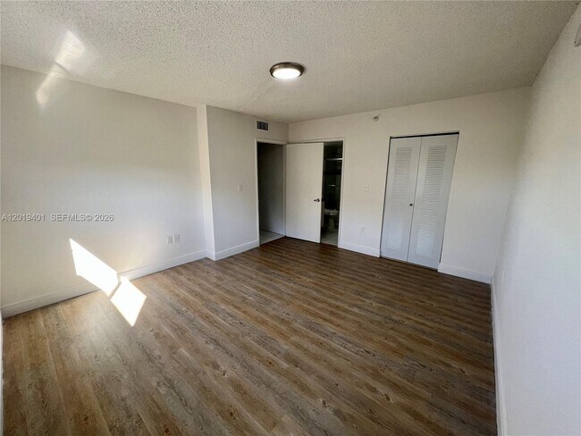 Building Photo - 9601 Fontainebleau Blvd