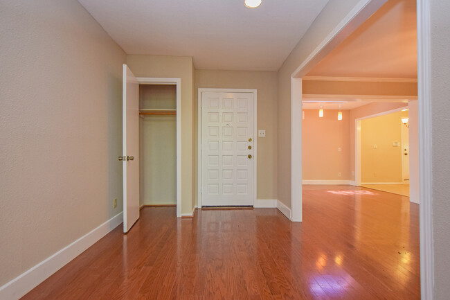 Building Photo - 3 Bedroom Townhouse - Northwest Hills