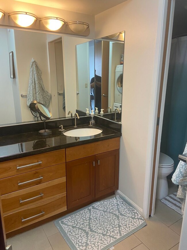 Building Photo - Tastefully Designed 1 bedroom in  Waikiki