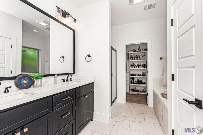 Building Photo - 6650 Roux Dr