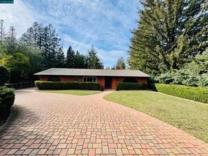 Building Photo - 62 Winding Glen