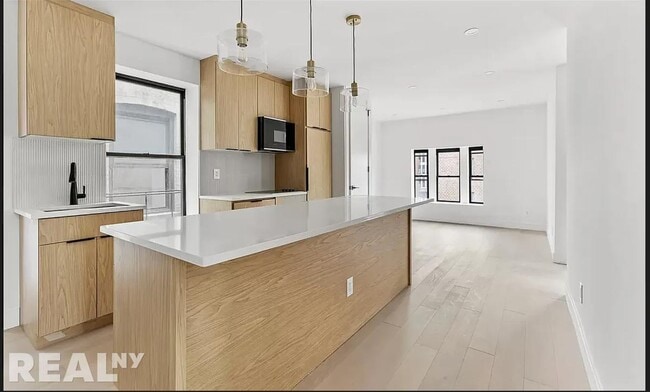Building Photo - 704 Eighth Avenue