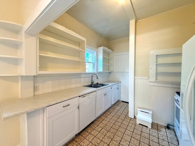 Building Photo - Charming home close to downtown!