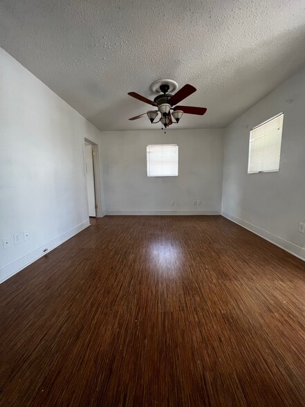 Building Photo - 405 N Avenue D