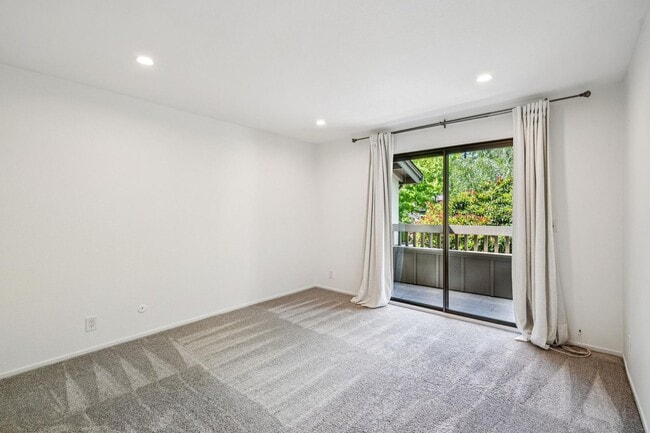 Building Photo - Luxury 3-Level Townhome in Highly Desirable Sharon Heights Neighborhood