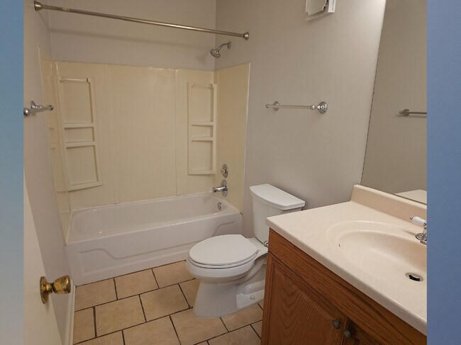 Building Photo - 711 Tipperary Ct