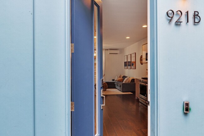 Building Photo - 913 10th Ave E