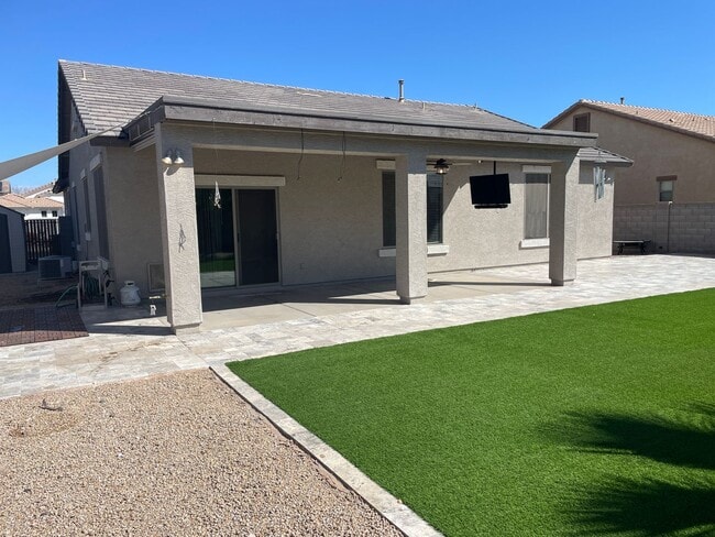 Building Photo - Beautiful Single Level 3 Bed/ 2 Bath + Den Home In Maricopa. Tons of Upgrades Throughout!