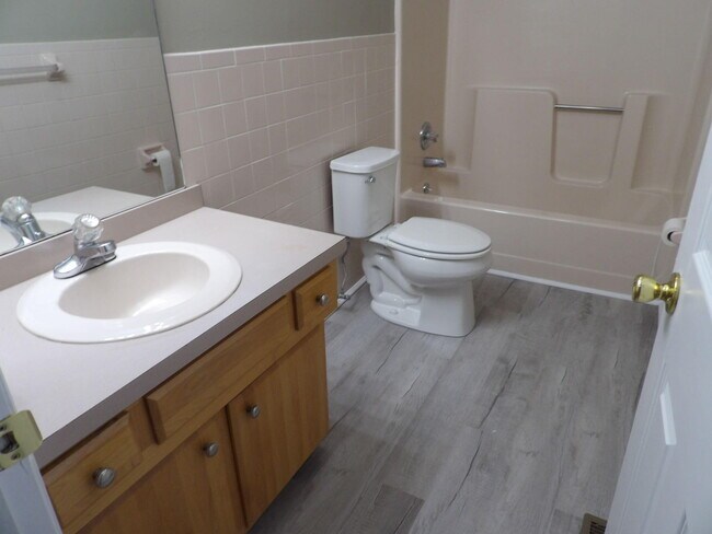 Building Photo - 244 Meadowview Dr