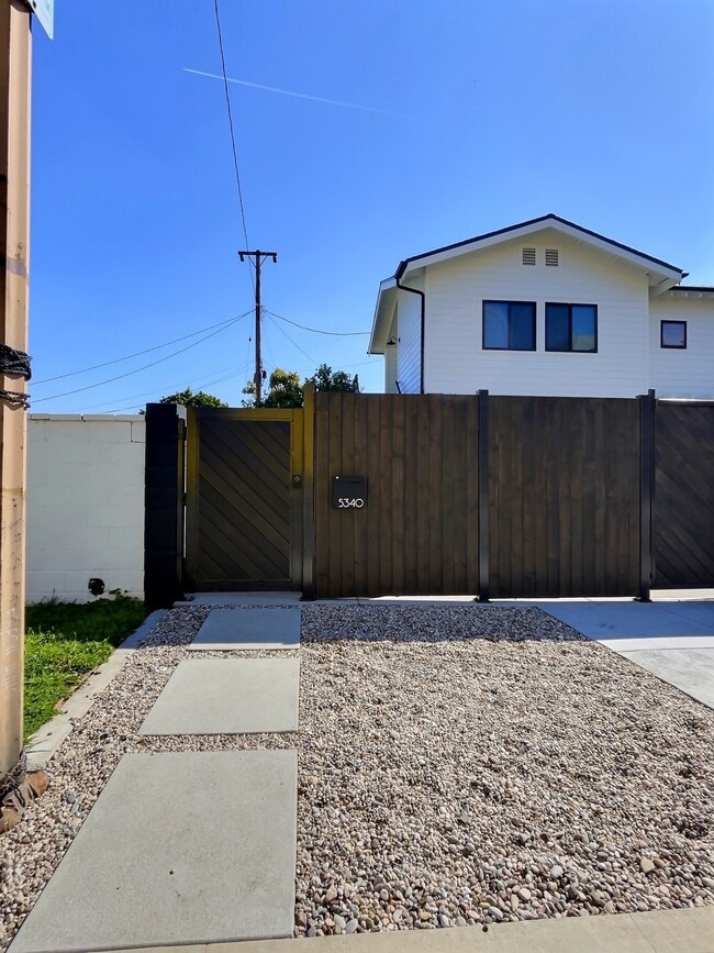 Private entryway - 5340 Grosvenor Blvd