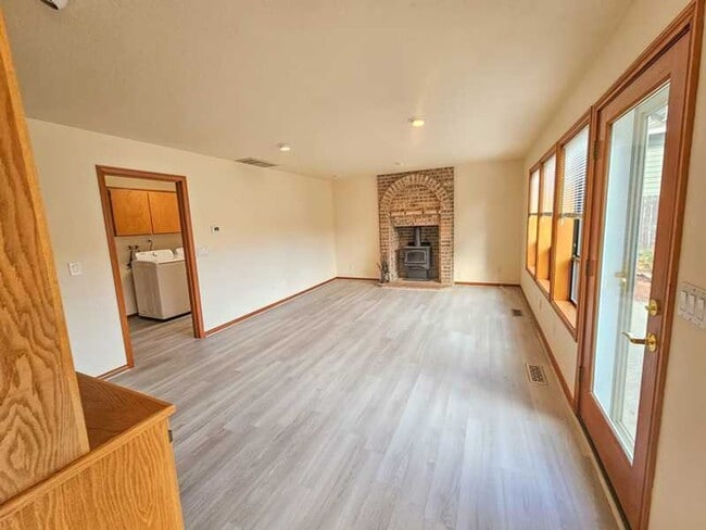 Building Photo - Spaceous newly remodeled 5 bedroom 3 bath ...