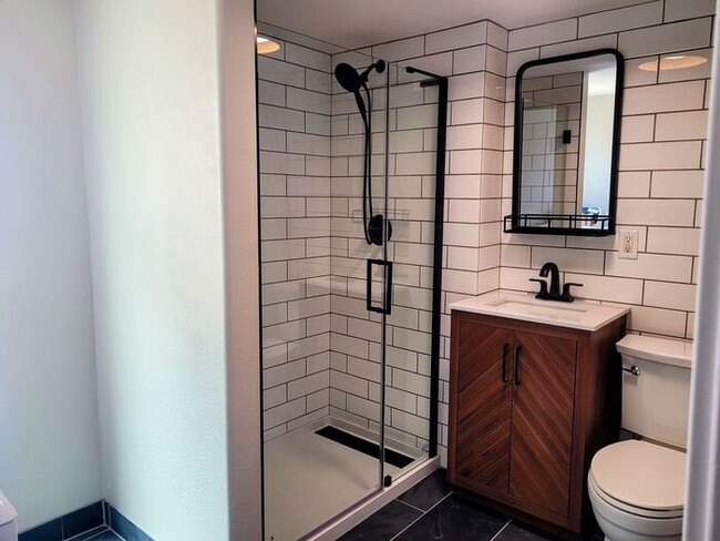 Building Photo - Downtown Cottage newly remodeled 2 Bed and...