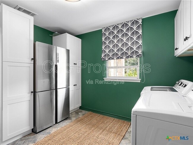 Building Photo - 321 Village View Dr