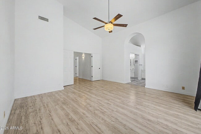 Building Photo - 7251 E Lakeview Ave