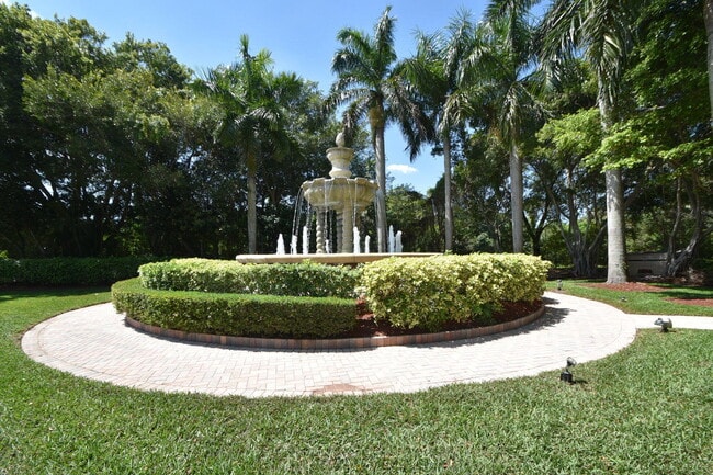 Building Photo - 8599 Vía Giardino