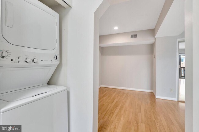 Building Photo - 208 Skyhill Rd