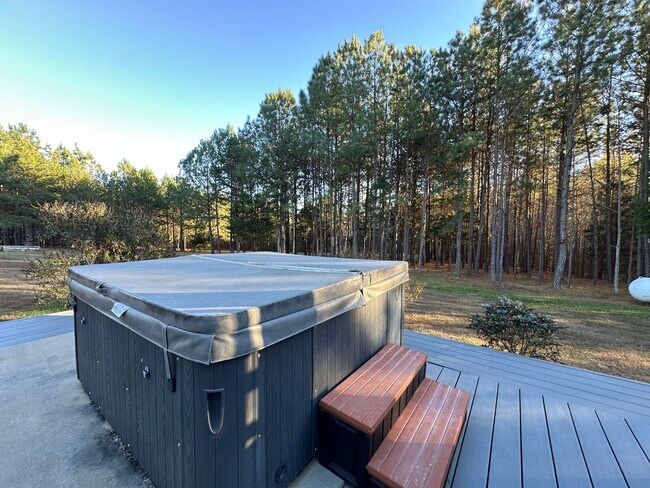 Building Photo - Lovely Custom Built Home with 2 Car Garage and Lots of Privacy