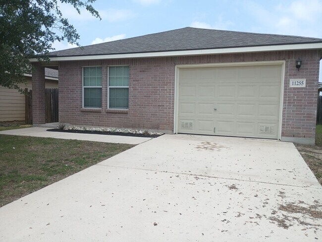 Building Photo - Washer/Dryer Included – Move-In Ready Home in Hills of Shaenfield!