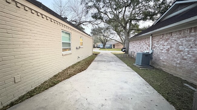 Building Photo - 13914 Oakwood Ln