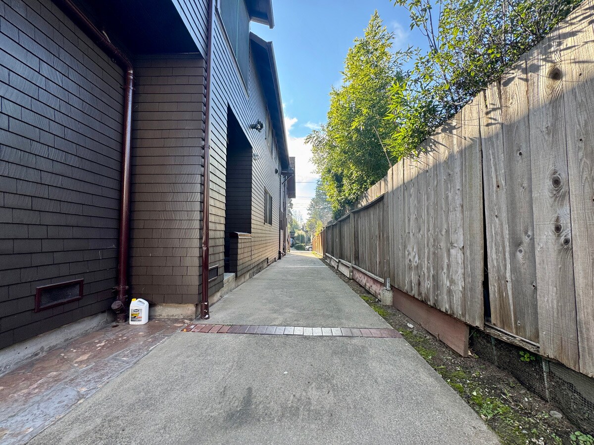 Building Photo - 2733 Russell St