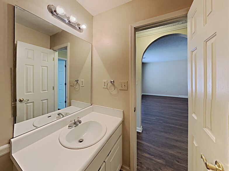Building Photo - 403 Tina Hely Ct