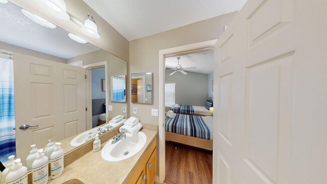 Building Photo - 4 BR 3 BA          POOL HOME    Highlands ...