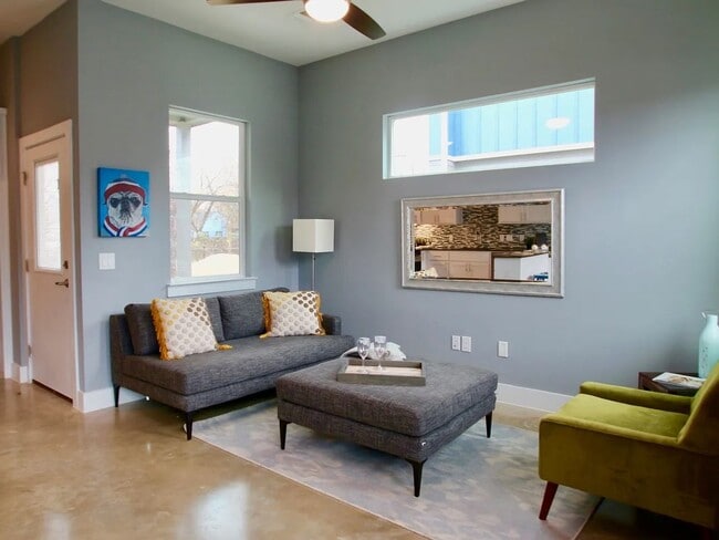 Building Photo - East Riverside near parks