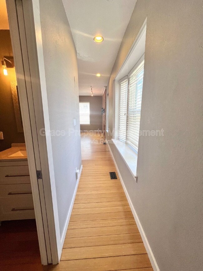 Building Photo - 2306 Glenarm Pl