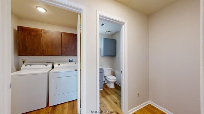 Building Photo - 2807 Longmire Dr