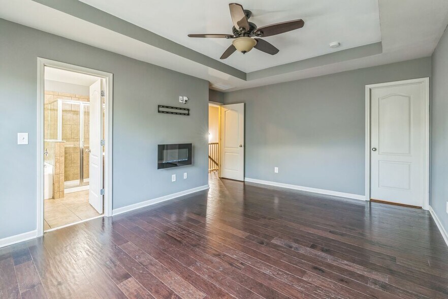 Building Photo - 5080 Whiteoak Terrace SE