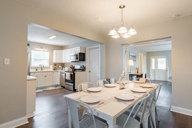 Building Photo - Fully Furnished 3BR/2BA St. Pete Home – Modern Updates & Prime Location