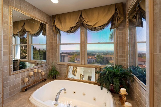 Building Photo - 7 Vista Luci