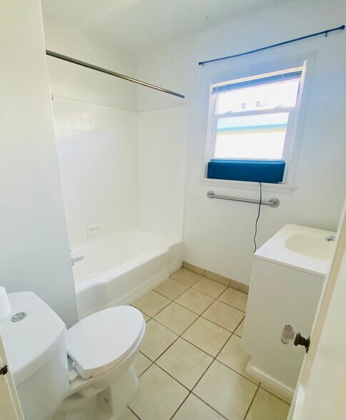 Bathroom - 1309 N Screenland Dr