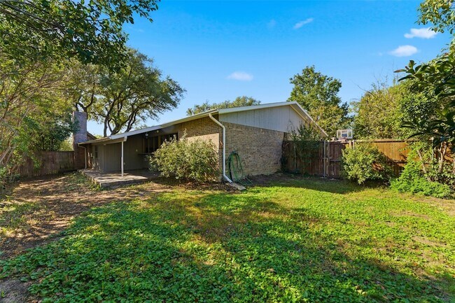 Building Photo - 1805 Haymeadow