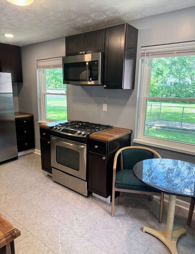 Building Photo - Spacious 6BR House in New Lebanon