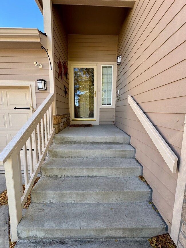 Building Photo - Lovely 3 bedroom/3 car tandem garage home ...