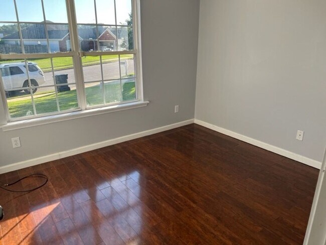 Building Photo - Cozy 3 Bed 2 Bath House! Available August ...