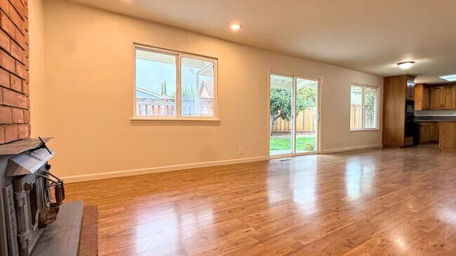 Building Photo - 7214 Chantilley Ct