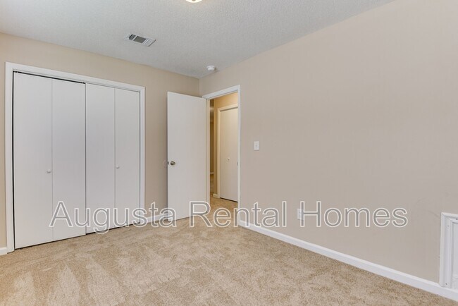 Building Photo - 3510 Woodlake Rd