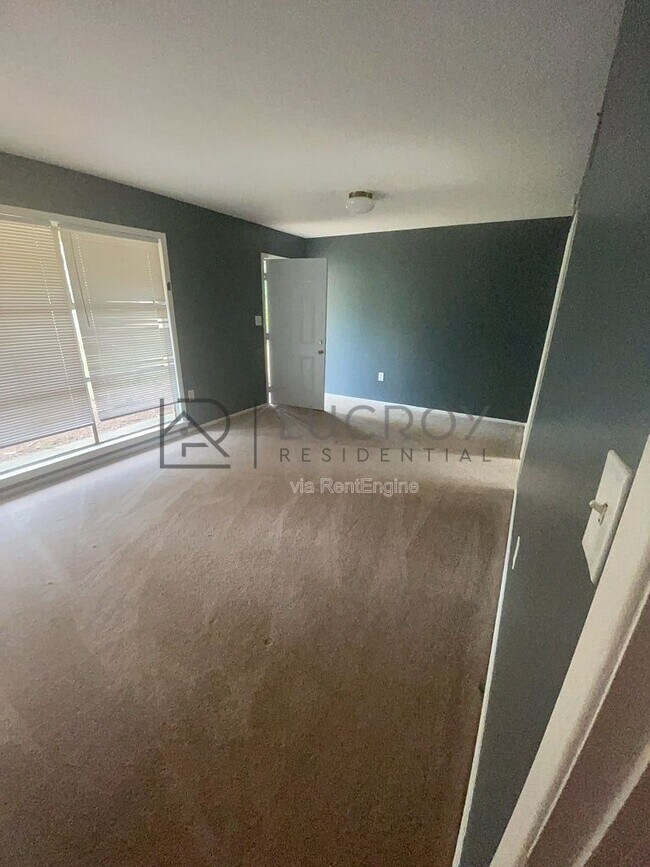 Building Photo - 2694 Woodside Dr